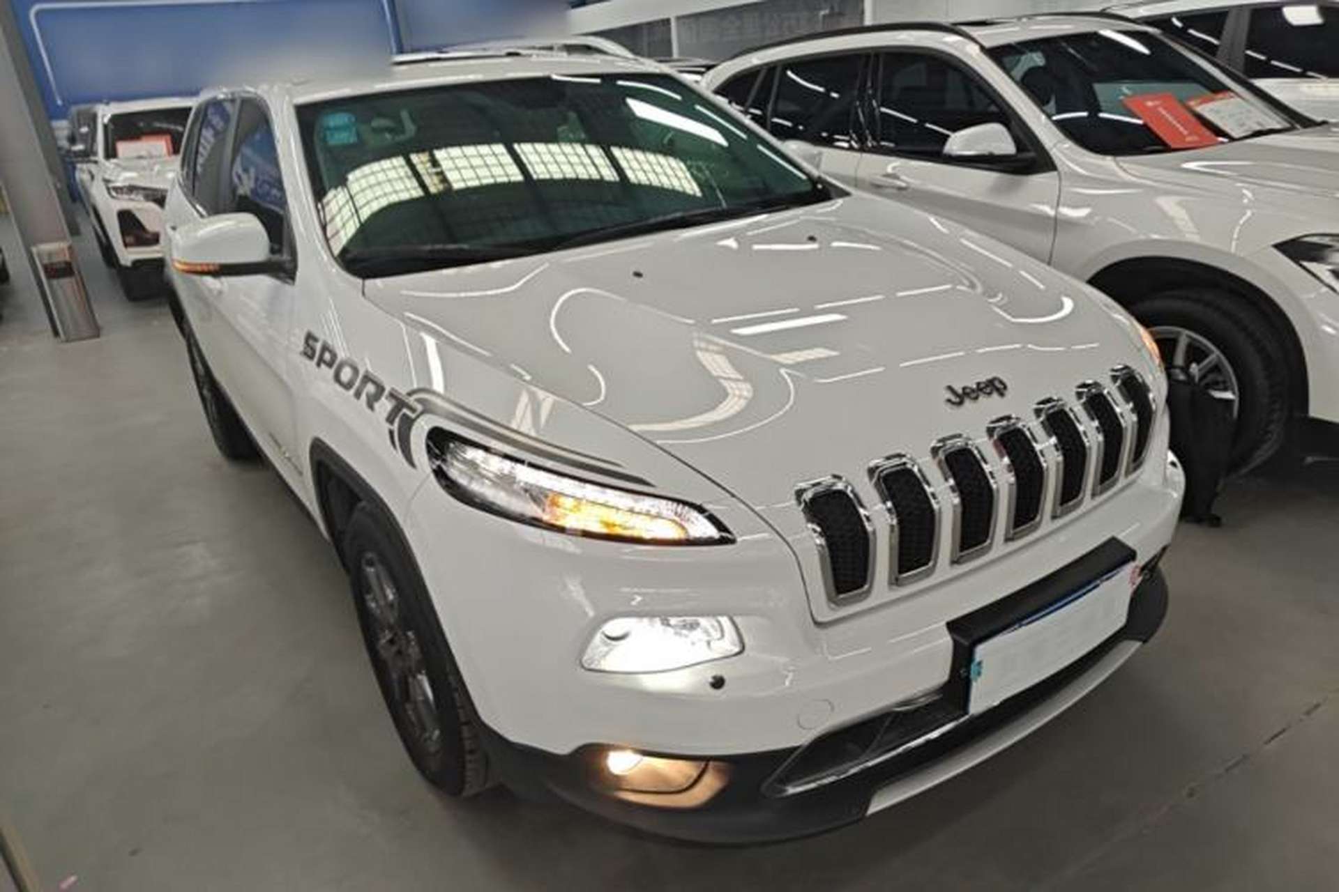 Used Jeep Cherokee 2020 2.0L Two-Wheel Drive Classic Sports Edition Front Right 45 Deg