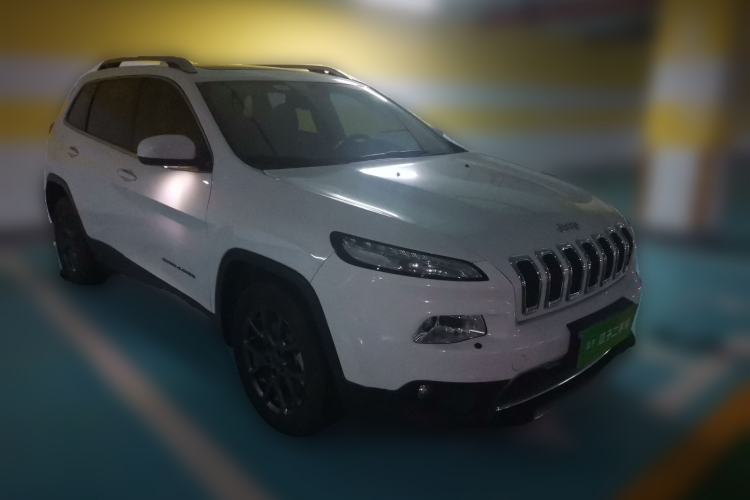 Used Jeep Cherokee 2020 2.0L Two-Wheel Drive Classic Sports Edition Front Right 45 Deg