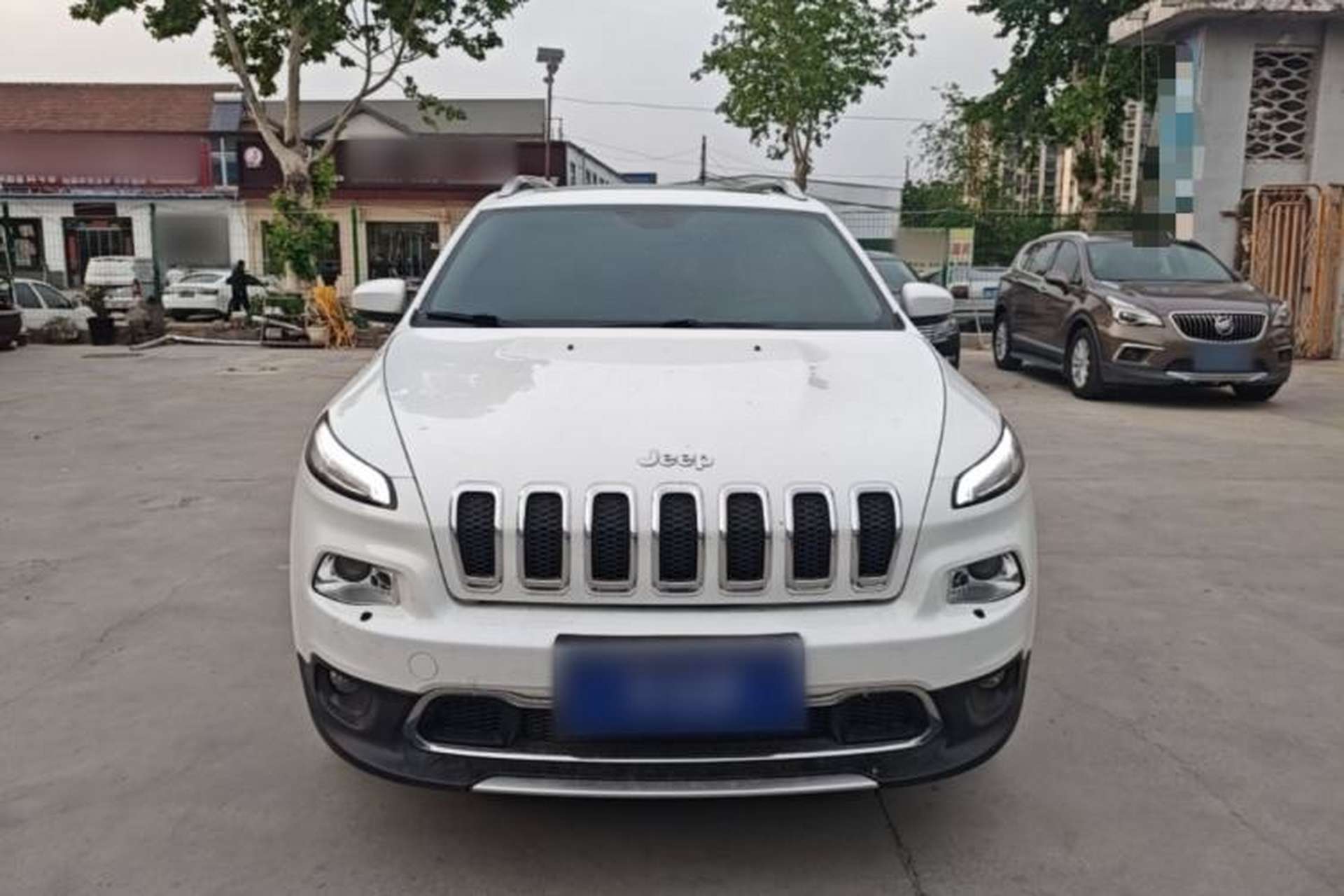 Used Jeep Cherokee 2020 2.0L Two-Wheel Drive Classic Sports Edition Front