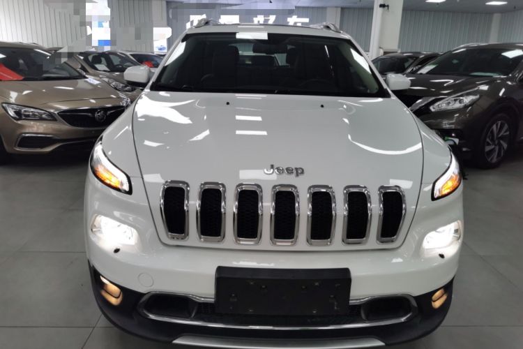 Used Jeep Cherokee 2020 2.0L Two-Wheel Drive Classic Sports Edition Front
