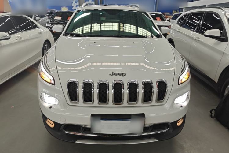 Used Jeep Cherokee 2020 2.0L Two-Wheel Drive Classic Sports Edition Front