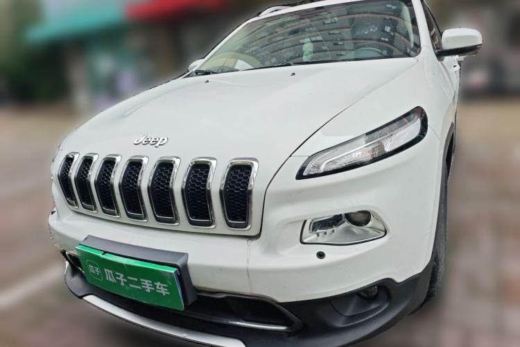 Used Jeep Cherokee 2020 2.0L Two-Wheel Drive Classic Sports Edition Front