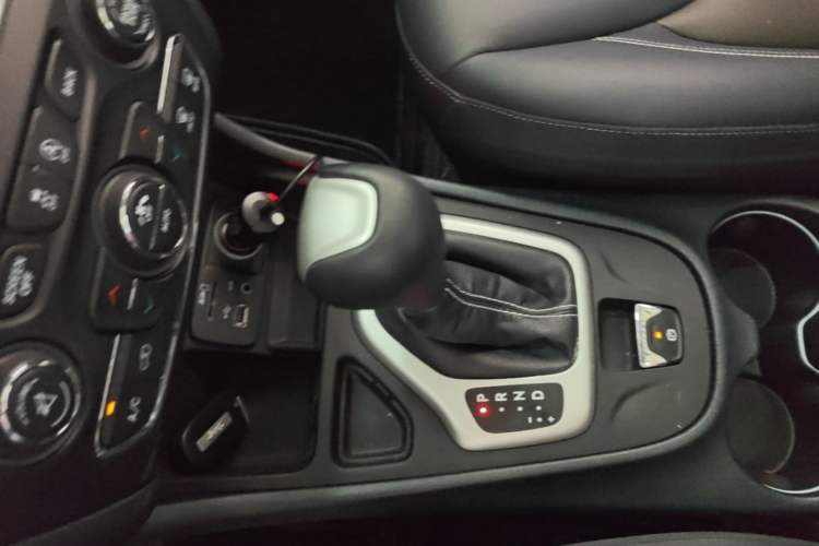 Used Jeep Cherokee 2020 2.0L Two-Wheel Drive Classic Sports Edition Gear Lever