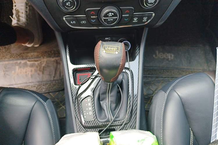 Used Jeep Cherokee 2020 2.0L Two-Wheel Drive Classic Sports Edition Gear Lever