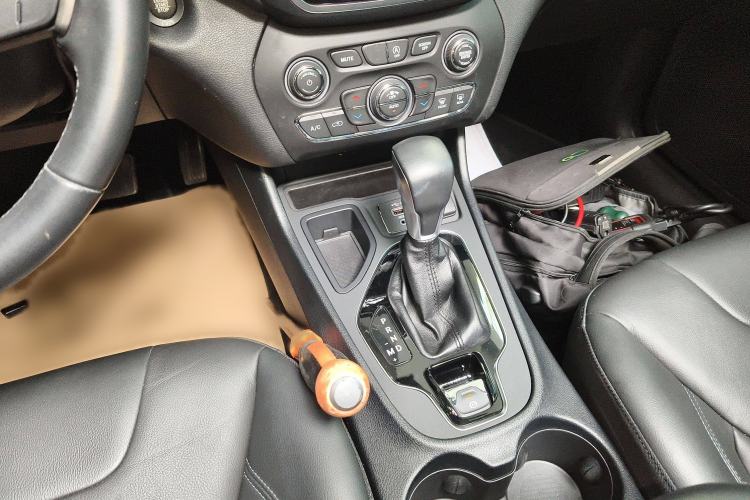 Used Jeep Cherokee 2020 2.0L Two-Wheel Drive Safety Upgrade Edition Gear Lever