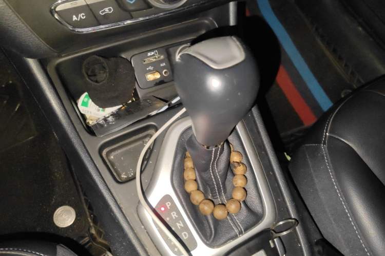 Used Jeep Cherokee 2020 2.0L Two-Wheel Drive Classic Sports Edition Gear Lever