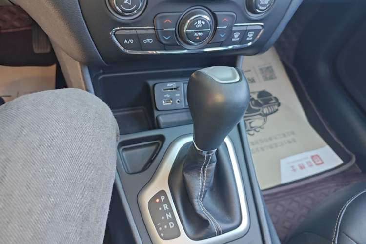 Used Jeep Cherokee 2020 2.0L Two-Wheel Drive Classic Sports Edition Gear Lever
