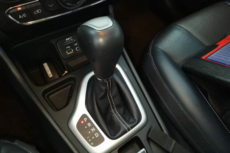 Used Jeep Cherokee 2020 2.0L Two-Wheel Drive Classic Sports Edition Gear Lever