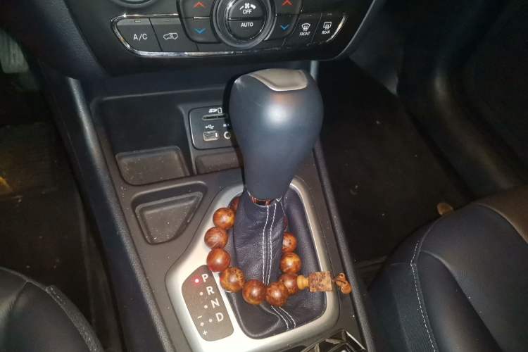 Used Jeep Cherokee 2020 2.0L Two-Wheel Drive Classic Sports Edition Gear Lever