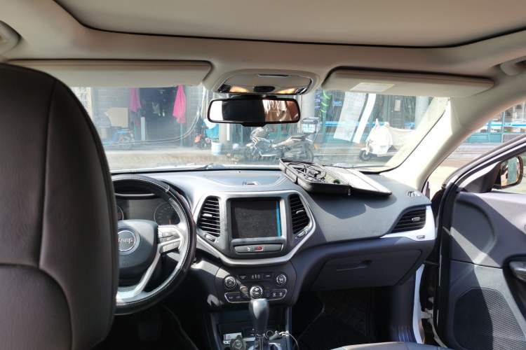 Used Jeep Cherokee 2020 2.0L Two-Wheel Drive Classic Sports Edition Headliner