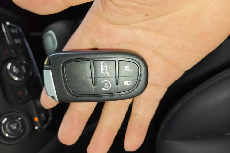 Used Jeep Cherokee 2020 2.0L Two-Wheel Drive Classic Sports Edition Interior 1