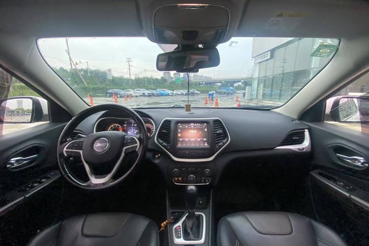 Used Jeep Cherokee 2020 2.0L Two-Wheel Drive Classic Sports Edition Interior 1