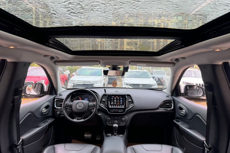 Used Jeep Cherokee 2020 2.0T Four-Wheel Drive Night Eagle Edition Interior 2