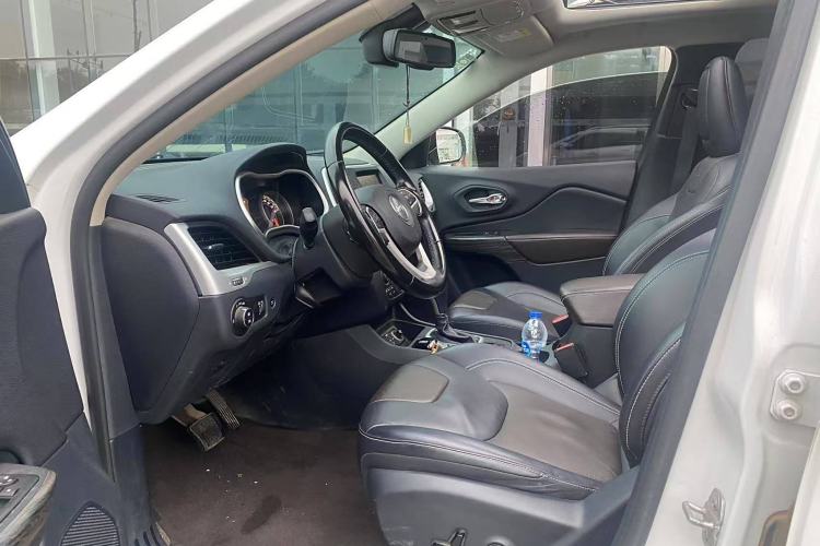 Used Jeep Cherokee 2020 2.0L Two-Wheel Drive Classic Sports Edition Interior 2
