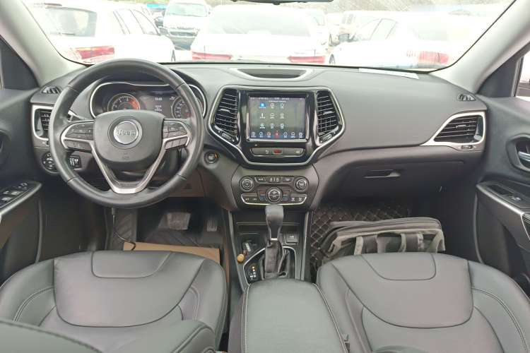 Used Jeep Cherokee 2020 2.0T Two-Wheel Drive Leading Edition Interior 2