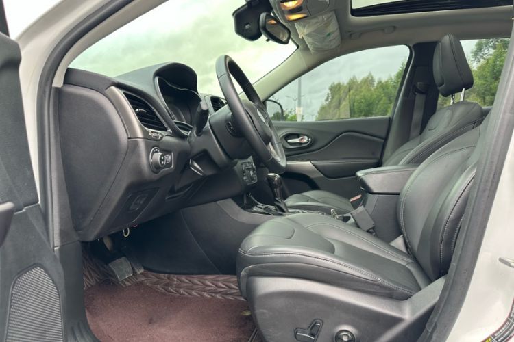 Used Jeep Cherokee 2020 2.0T Two-Wheel Drive Leading Edition Interior 2