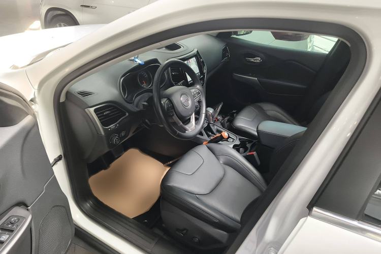 Used Jeep Cherokee 2020 2.0L Two-Wheel Drive Safety Upgrade Edition Interior 3
