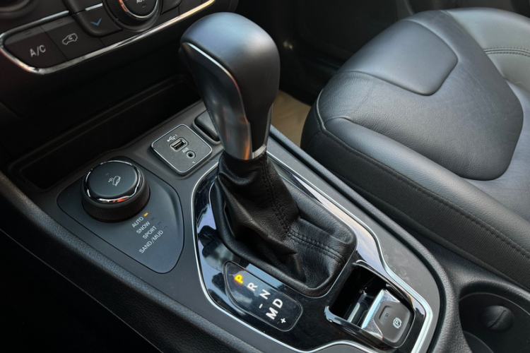 Used Jeep Cherokee 2020 2.0T Four-Wheel Drive Night Eagle Edition Interior 3
