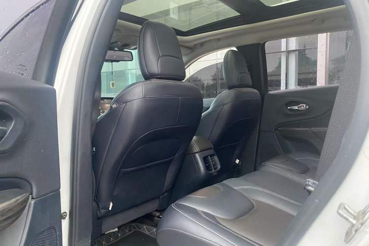 Used Jeep Cherokee 2020 2.0L Two-Wheel Drive Classic Sports Edition Interior 3