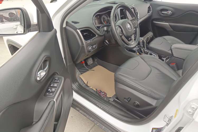 Used Jeep Cherokee 2020 2.0T Two-Wheel Drive Leading Edition Interior 3