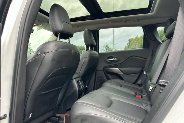 Used Jeep Cherokee 2020 2.0T Two-Wheel Drive Leading Edition Interior 3