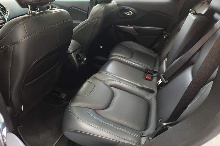 Used Jeep Cherokee 2020 2.0L Two-Wheel Drive Safety Upgrade Edition Interior 4