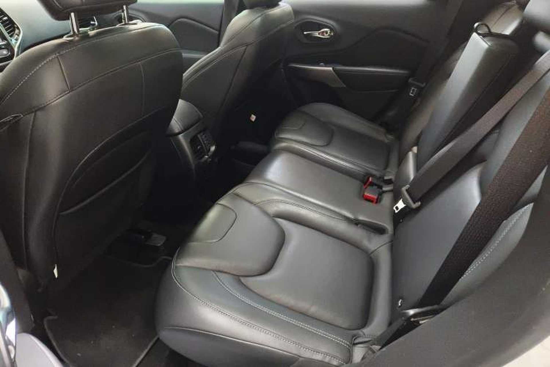 Used Jeep Cherokee 2020 2.0L Two-Wheel Drive Safety Upgrade Edition Interior 4