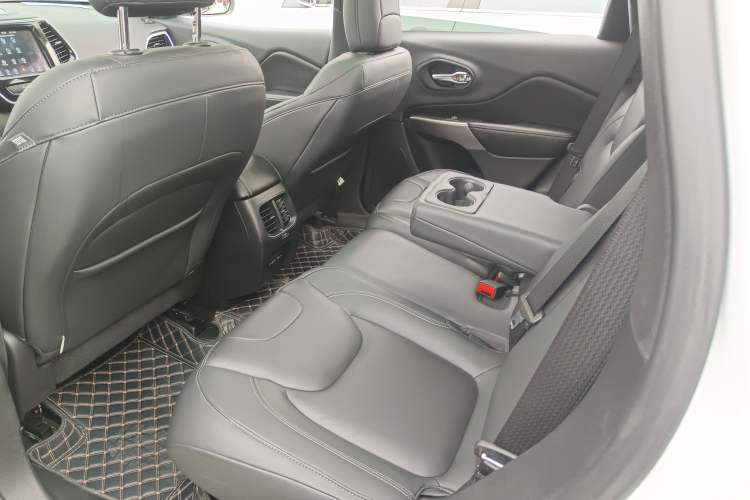 Used Jeep Cherokee 2020 2.0T Two-Wheel Drive Leading Edition Interior 4