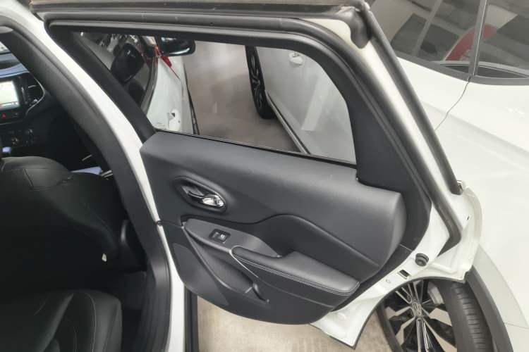 Used Jeep Cherokee 2020 2.0L Two-Wheel Drive Safety Upgrade Edition Interior 6
