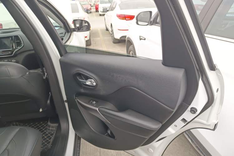 Used Jeep Cherokee 2020 2.0T Two-Wheel Drive Leading Edition Interior 6