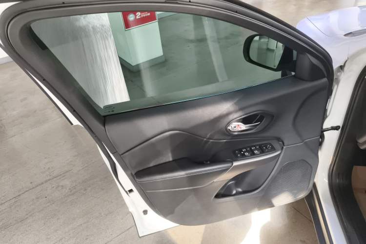 Used Jeep Cherokee 2020 2.0L Two-Wheel Drive Safety Upgrade Edition Interior 7