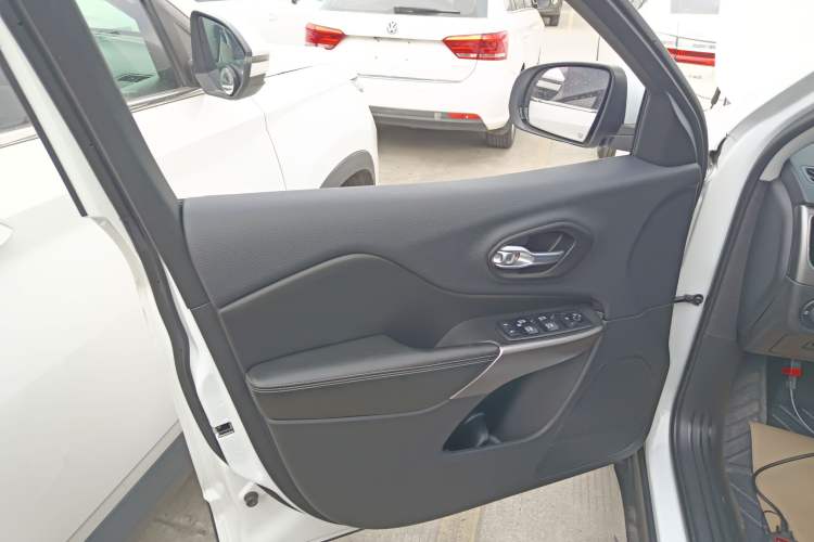 Used Jeep Cherokee 2020 2.0T Two-Wheel Drive Leading Edition Interior 7