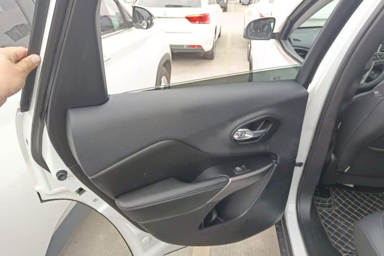 Used Jeep Cherokee 2020 2.0T Two-Wheel Drive Leading Edition Interior 8