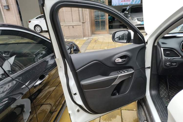 Used Jeep Cherokee 2020 2.0T Two-Wheel Drive Leading Edition Left Front Door Interior