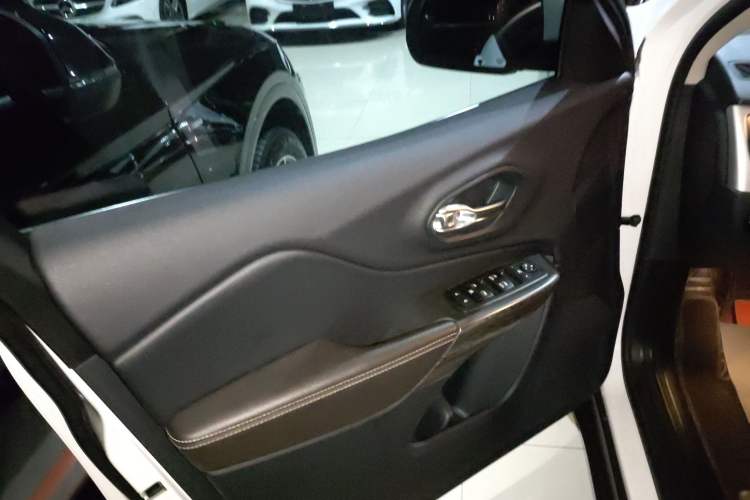 Used Jeep Cherokee 2020 2.0L Two-Wheel Drive Classic Sports Edition Left Front Door Interior