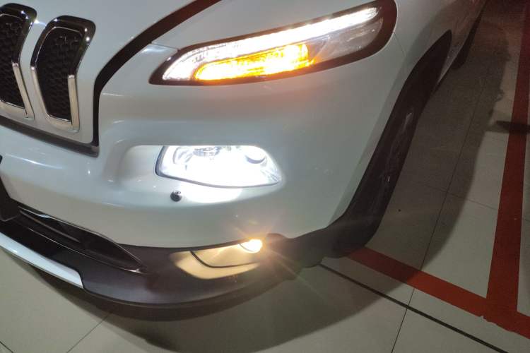 Used Jeep Cherokee 2020 2.0L Two-Wheel Drive Classic Sports Edition Left Front Headlight