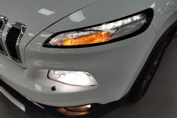 Used Jeep Cherokee 2020 2.0L Two-Wheel Drive Classic Sports Edition Left Front Headlight