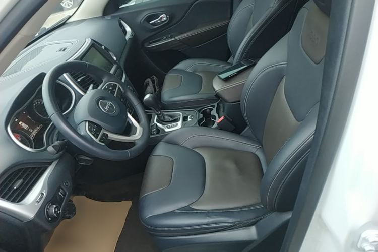 Used Jeep Cherokee 2020 2.0L Two-Wheel Drive Classic Sports Edition Left Front Seat