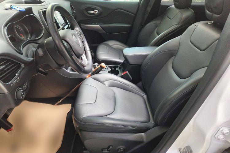 Used Jeep Cherokee 2020 2.0L Two-Wheel Drive Safety Upgrade Edition Left Front Seat