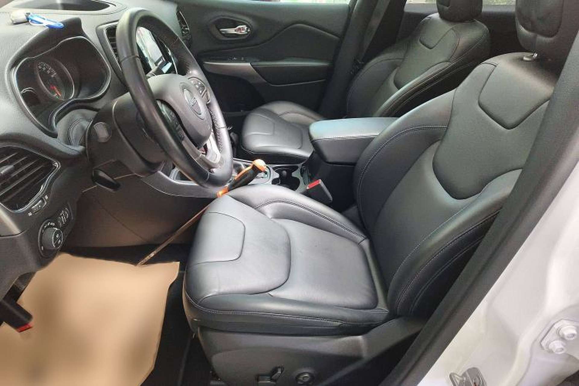 Used Jeep Cherokee 2020 2.0L Two-Wheel Drive Safety Upgrade Edition Left Front Seat