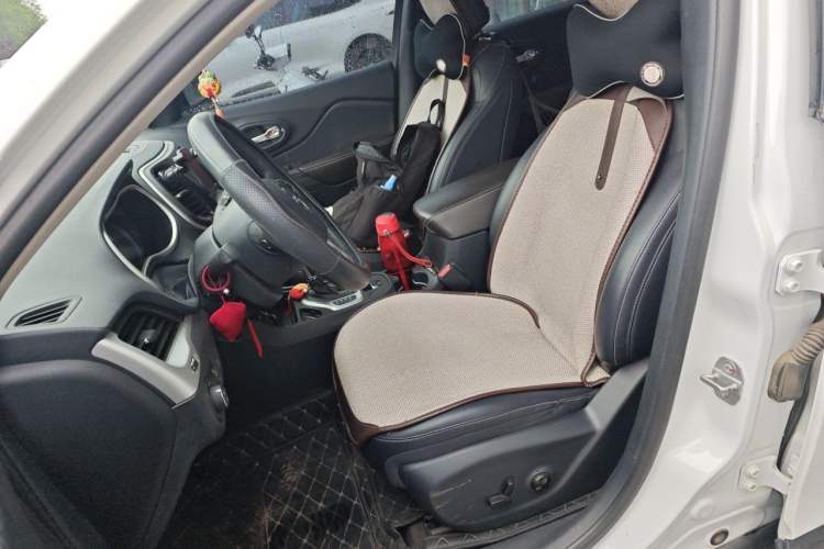 Used Jeep Cherokee 2020 2.0L Two-Wheel Drive Classic Sports Edition Left Front Seat