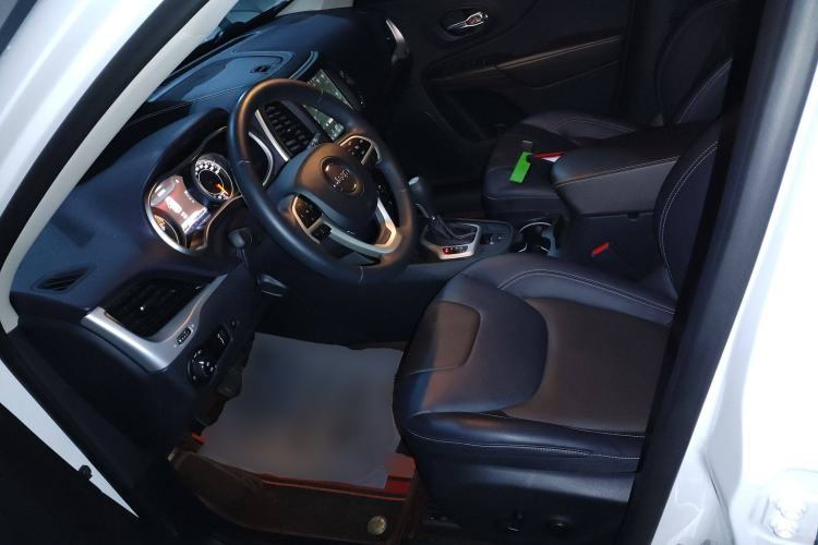 Used Jeep Cherokee 2020 2.0L Two-Wheel Drive Classic Sports Edition Left Front Seat