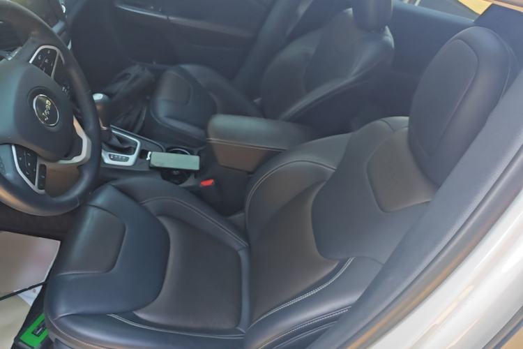 Used Jeep Cherokee 2020 2.0L Two-Wheel Drive Classic Sports Edition Left Front Seat