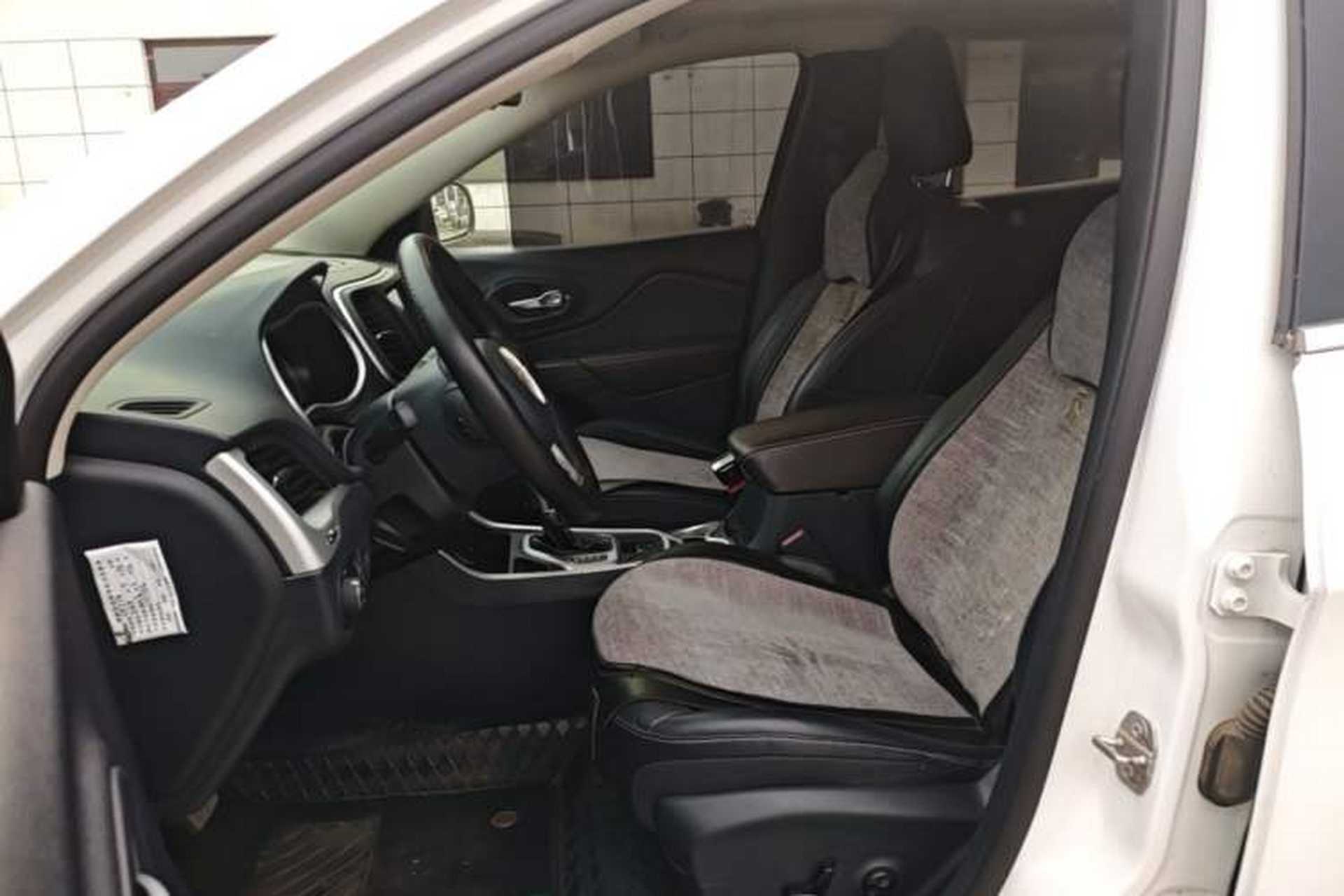 Used Jeep Cherokee 2020 2.0L Two-Wheel Drive Classic Sports Edition Left Front Seat
