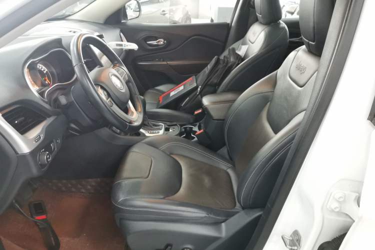 Used Jeep Cherokee 2020 2.0L Two-Wheel Drive Classic Sports Edition Left Front Seat