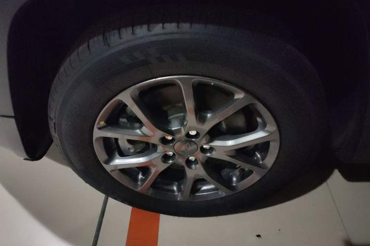 Used Jeep Cherokee 2020 2.0L Two-Wheel Drive Classic Sports Edition Left Front Wheel Hub
