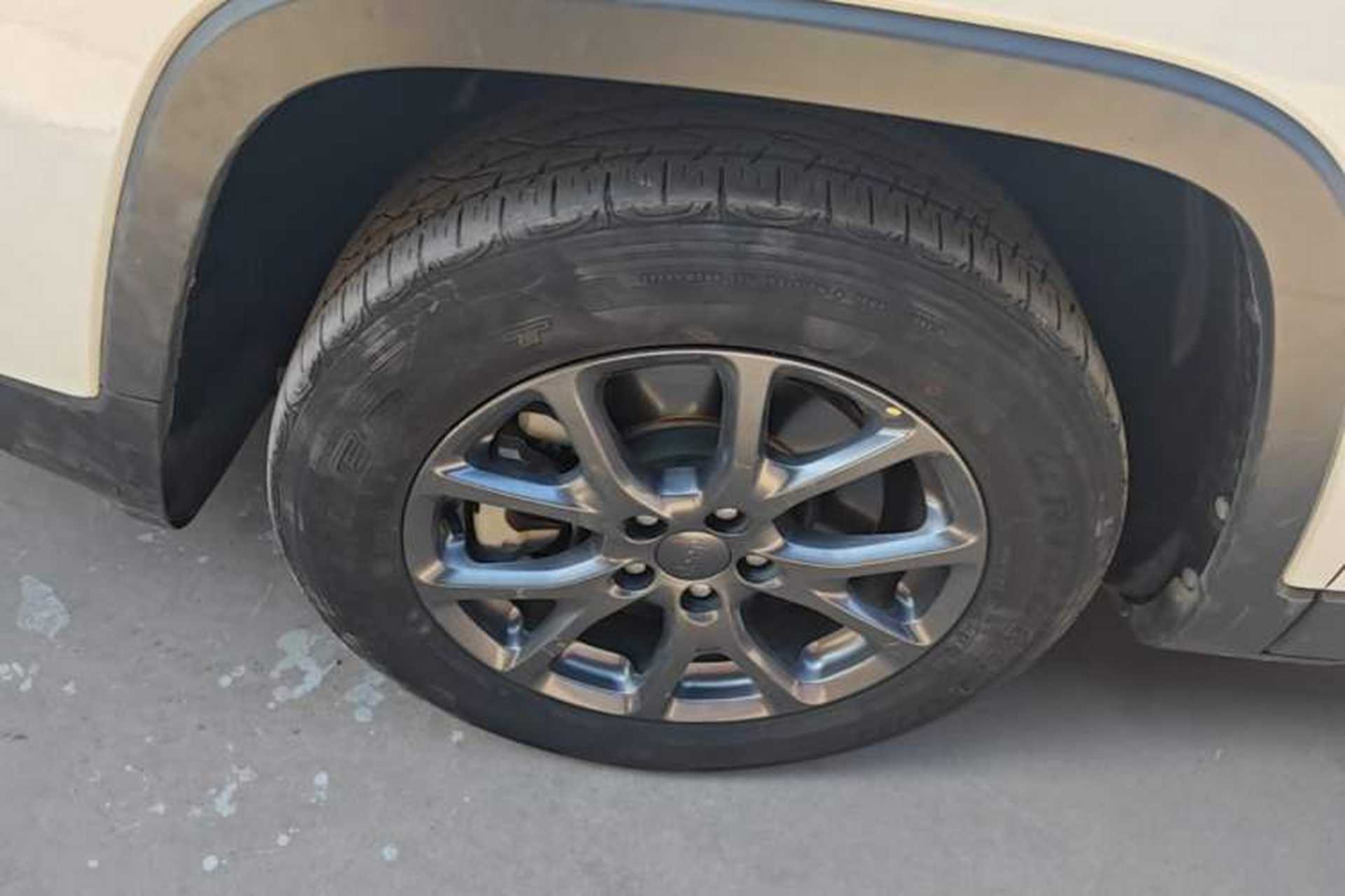 Used Jeep Cherokee 2020 2.0L Two-Wheel Drive Classic Sports Edition Left Front Wheel Hub
