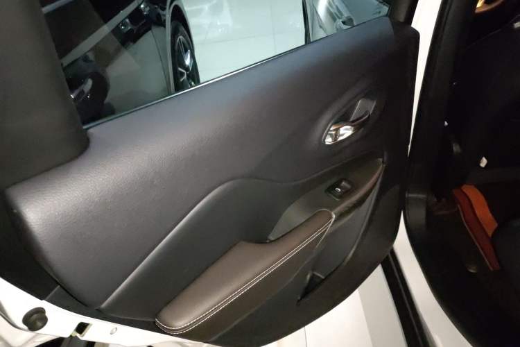 Used Jeep Cherokee 2020 2.0L Two-Wheel Drive Classic Sports Edition Left Rear Door Interior