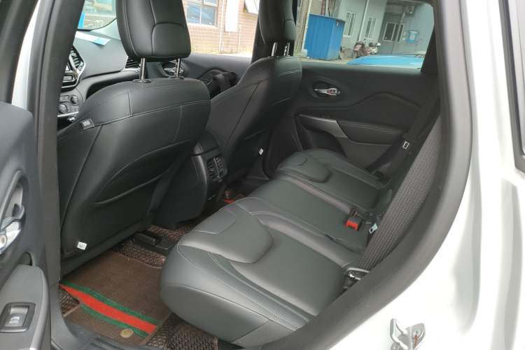 Used Jeep Cherokee 2020 2.0T Two-Wheel Drive Leading Edition Left Rear Seat