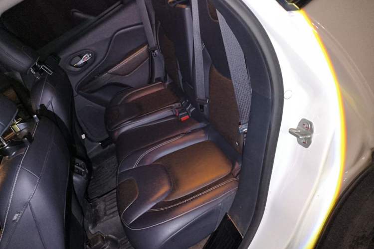 Used Jeep Cherokee 2020 2.0L Two-Wheel Drive Classic Sports Edition Left Rear Seat